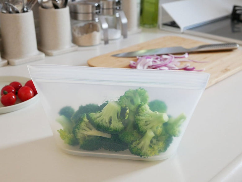 Zip Topブランドのプラチナシリコーン製蓋付き食品保存容器に新鮮な野菜が入ったトレイ