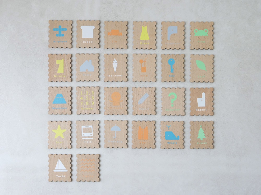 douブランドのABCスタンプセット、木製ABCカード、アクリルボード、ショルダーバッグが並んだデザイン
