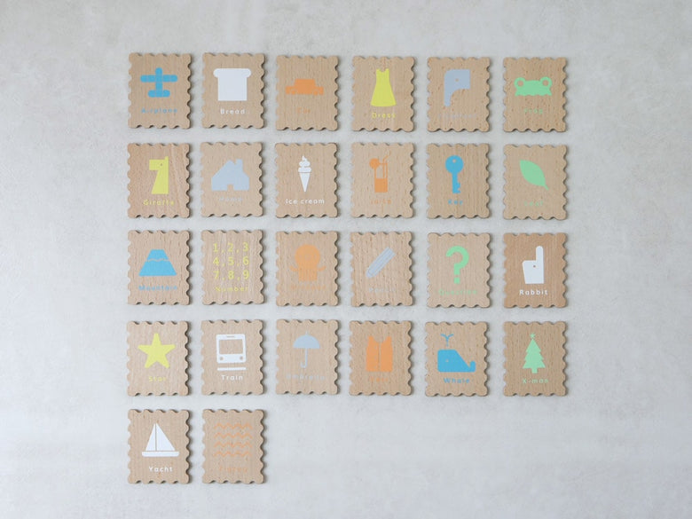 douブランドのABCスタンプセット、木製ABCカード、アクリルボード、ショルダーバッグが並んだデザイン