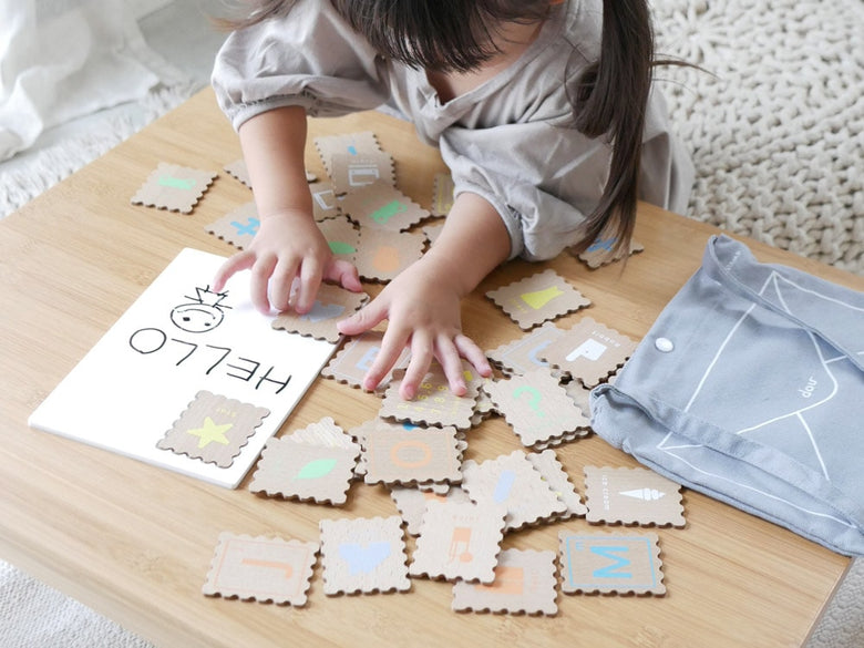 dou?のABCスタンプセットに含まれる木製カード、アクリルボード、ショルダーバッグが並んでいる