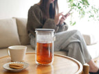 ダブルウォールカラフェとティーカップ