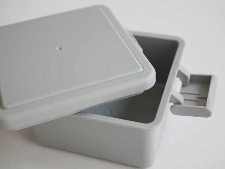 蓋が保冷剤のプラスチック製ランチボックス