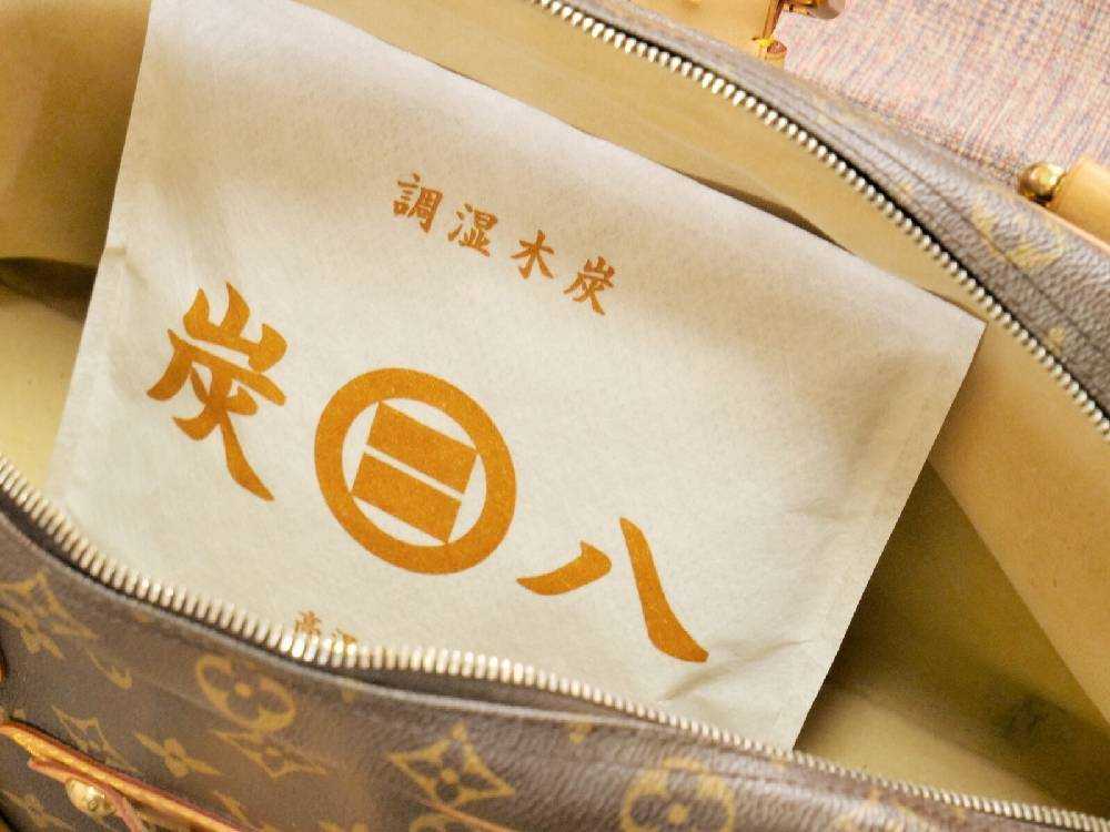 調湿木炭 炭八の小袋と3リットル容器