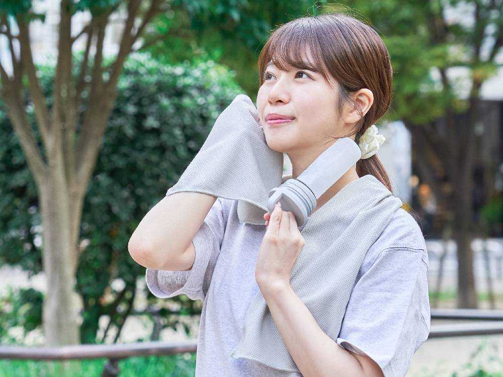 笑顔の日本アイドルがヒヤシーナ氷タオルを使用中