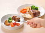 オークスのすくえるナイフと食材が並ぶ食卓