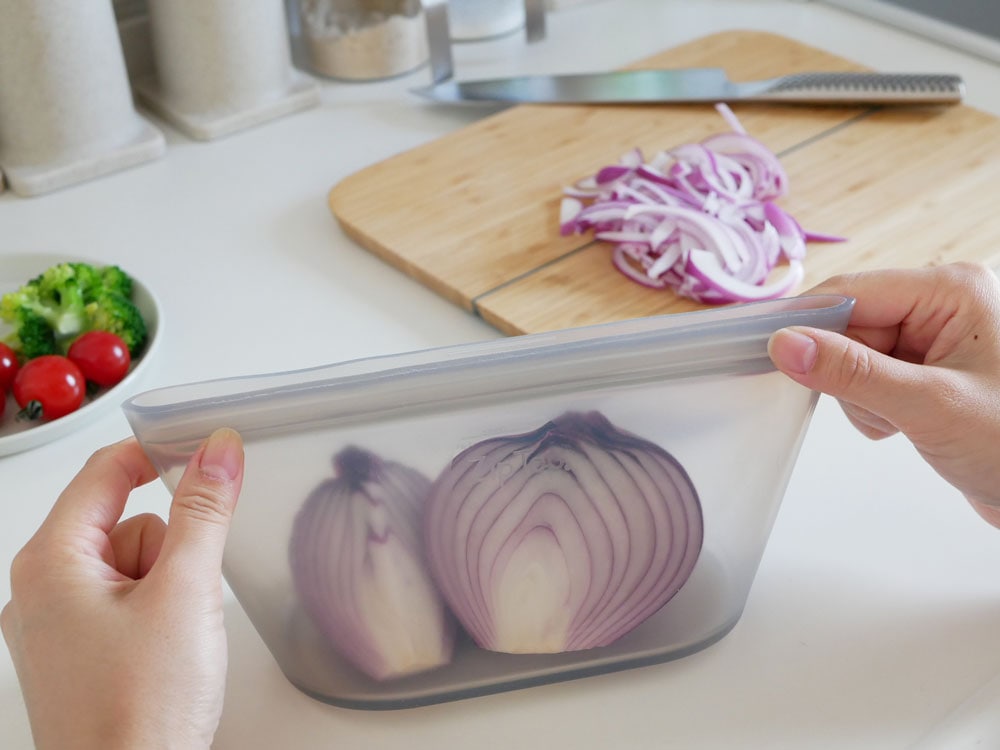 Zip Topブランドのプラチナシリコーン製ディッシュが、キッチンカウンター上に野菜や調理器具とともに配置されている様子
