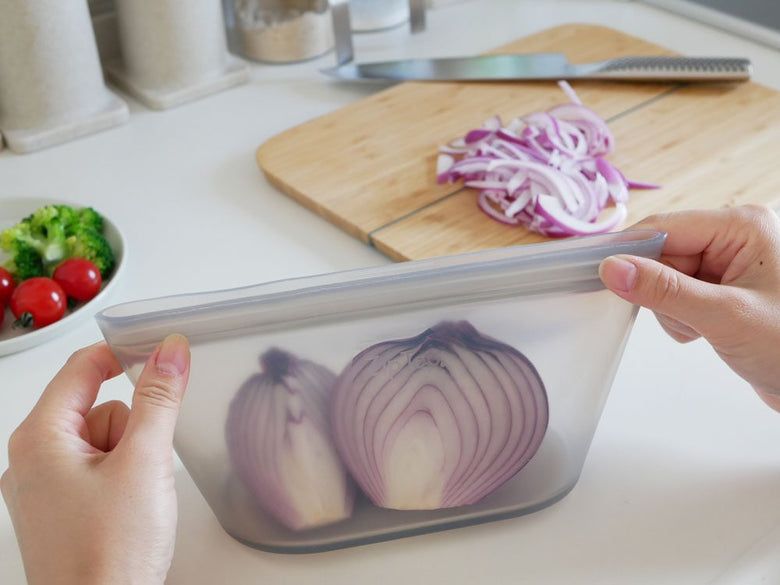 Zip Topブランドのプラチナシリコーン製ディッシュが、キッチンカウンター上に野菜や調理器具とともに配置されている様子