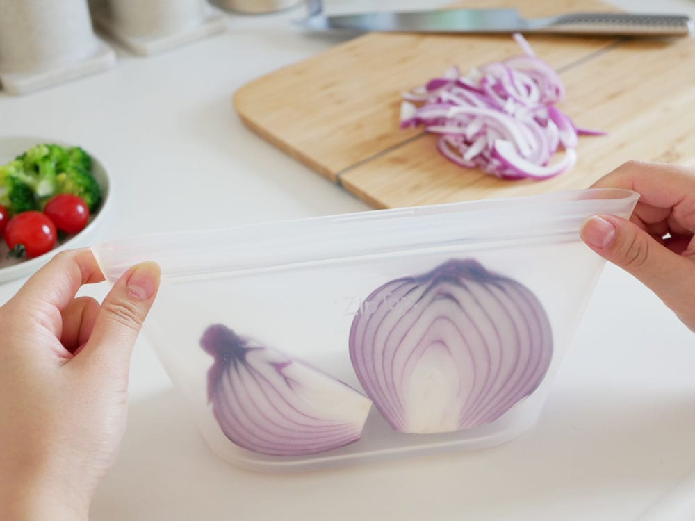 Zip Topブランドのプラチナシリコーン製食品保存コンテナがキッチンのトレイに並べられている