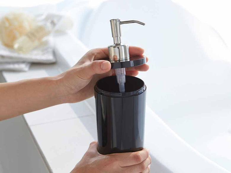 YAMAZAKI/tosca製ツーウェイディスペンサー ラウンド、500ml容量のプラスチックボトルとステンレス製ポンプを備えたバスルーム用石鹸ディスペンサー