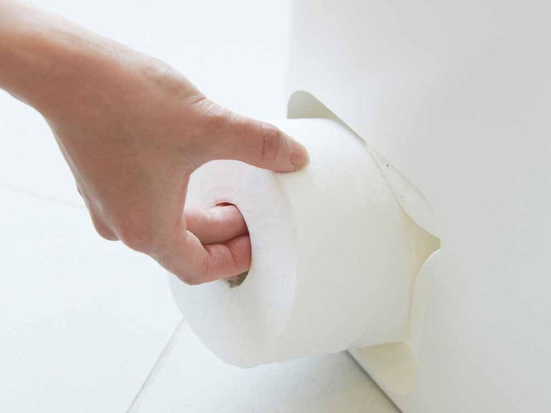 YAMAZAKI/tower製のスチール製トイレットペーパーストッカー、バスルームに適した高さ48cmで最大8ロール収納可能