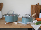 【GREENPAN/グリーンパン】メイフラワー ソースパン 蓋付き。アルミニウム合金製でセラミックコーティングが施されたIH対応の調理用鍋。ホワイトアッシュウッドハンドル付き。