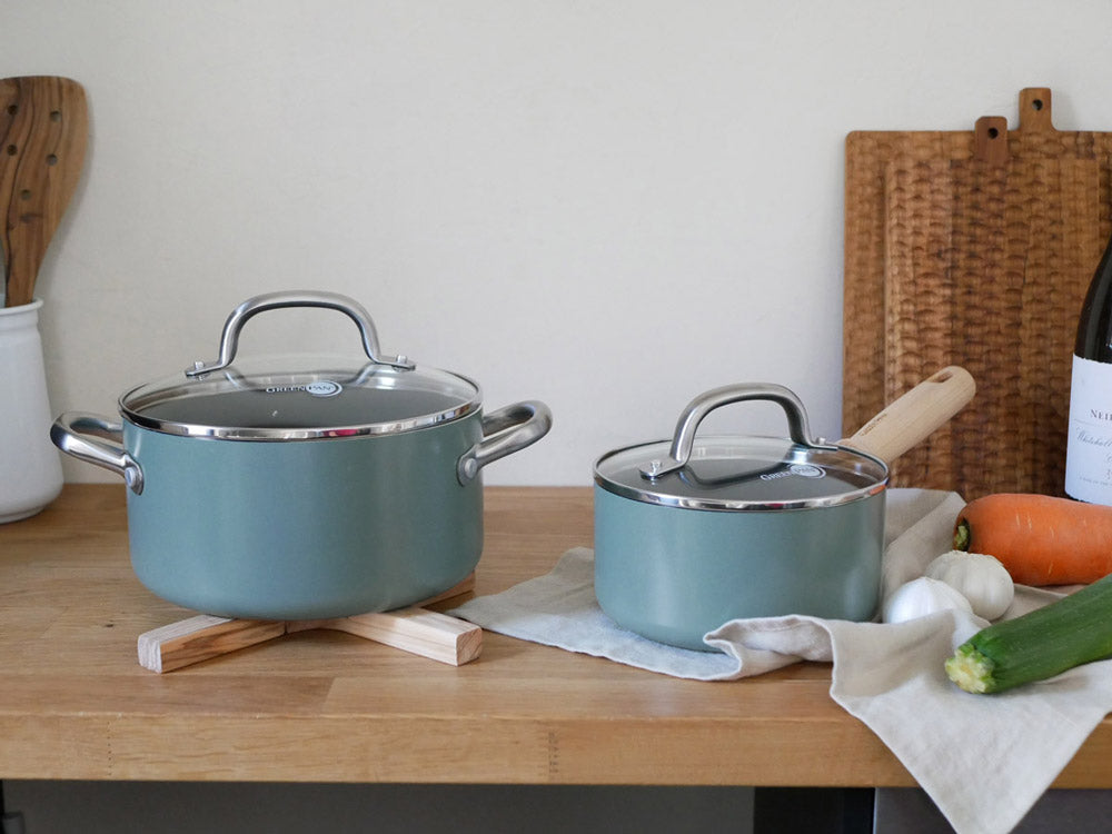 【GREENPAN/グリーンパン】メイフラワー ソースパン 蓋付き。アルミニウム合金製でセラミックコーティングが施されたIH対応の調理用鍋。ホワイトアッシュウッドハンドル付き。