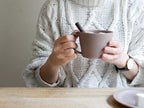 【SAKUZAN】Saraシリーズの磁器製コーヒーカップとソーサーのギフトセット、クリームとグレーの色合い