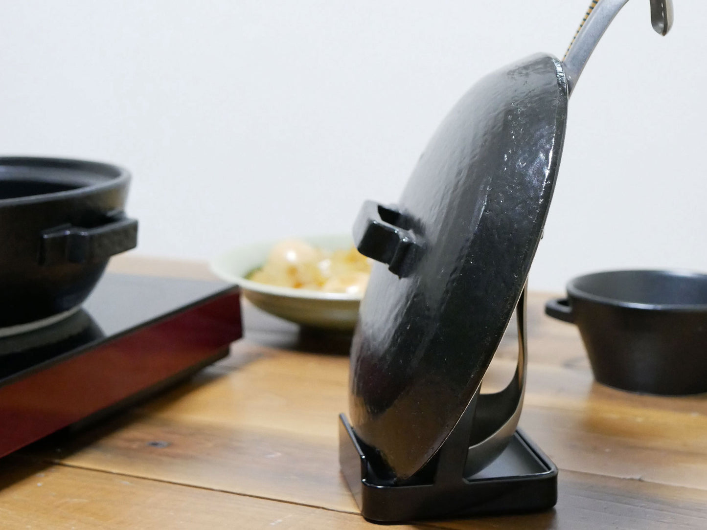 YAMAZAKIの【tower/タワー tosca/トスカ】お玉と鍋ふたを収納するスタンド。ホワイトとブラックのカラーが選べます。