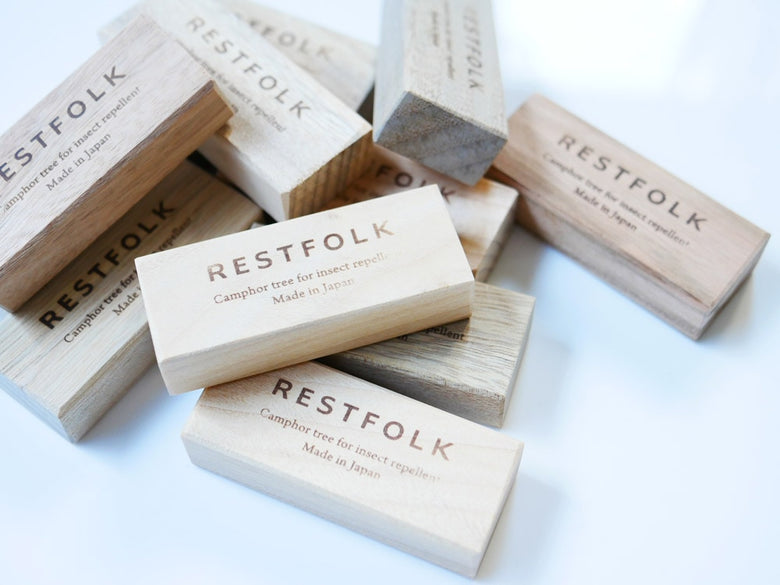 REST FOLKのカンフルオイル入りくすのき木製防虫ブロック、直径約2.5cm、高さ6.5cm