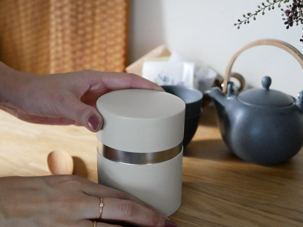 サリュー製ブリキ茶缶と山桜茶さじのセット