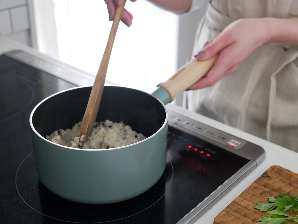 GREENPANのメイフラワー ソースパン蓋付き、セラミックコーティングのアルミ製鍋と透明ガラス蓋がキッチンのコンロ上に置かれている様子
