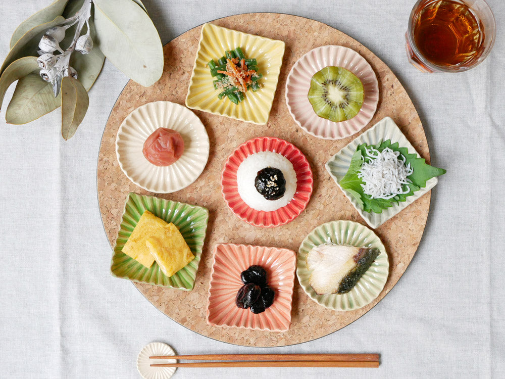 俊峰陶苑製の手作り陶器角箸置き「花あかり」。自然な風合いと花のデザインが特徴で、サイズは35mm×高さ8mmの日本製