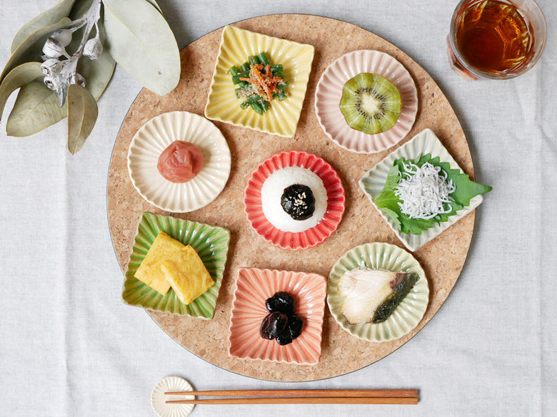 俊峰陶苑製の手作り陶器角箸置き「花あかり」。自然な風合いと花のデザインが特徴で、サイズは35mm×高さ8mmの日本製