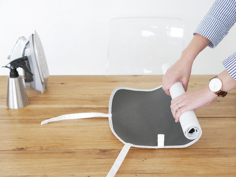 YAMAZAKIのくるくるアイロンマット。綿100％の表面とポリウレタンフォームの裏面を持ち、72cm×40cm×1cmのサイズで軽量かつ巻き取り可能な収納タイプ。