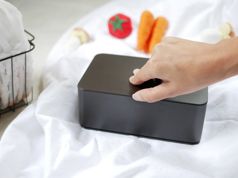 スマート(YAMAZAKI)製のプラスチック製おしり拭きケース。横置きタイプで約19×12×7.5cmサイズのウェットティッシュ袋に対応。