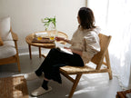 &CraftのTUSKER 1Pラウンジチェア。チーク無垢材とラタンを使用したシンプルなデザインの木製シングルシート椅子