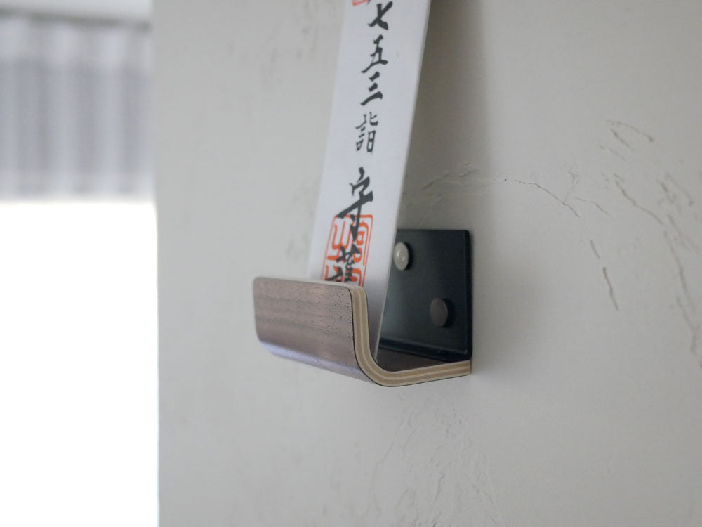 銀色のスチールと木製の神札ホルダー