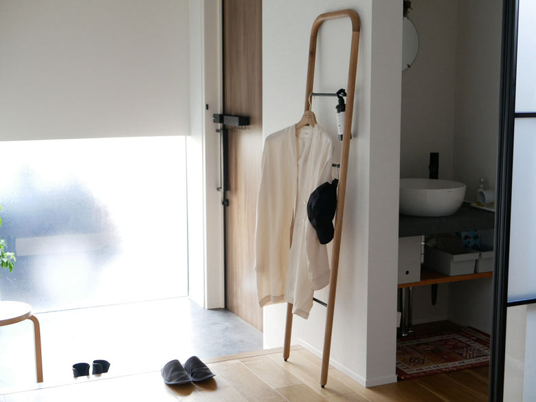 NOWHERE LIKE HOMEの高さ1600mm、オークまたはウォールナット無垢材製スタンドミラーとスチール製ラダーハンガーのセット
