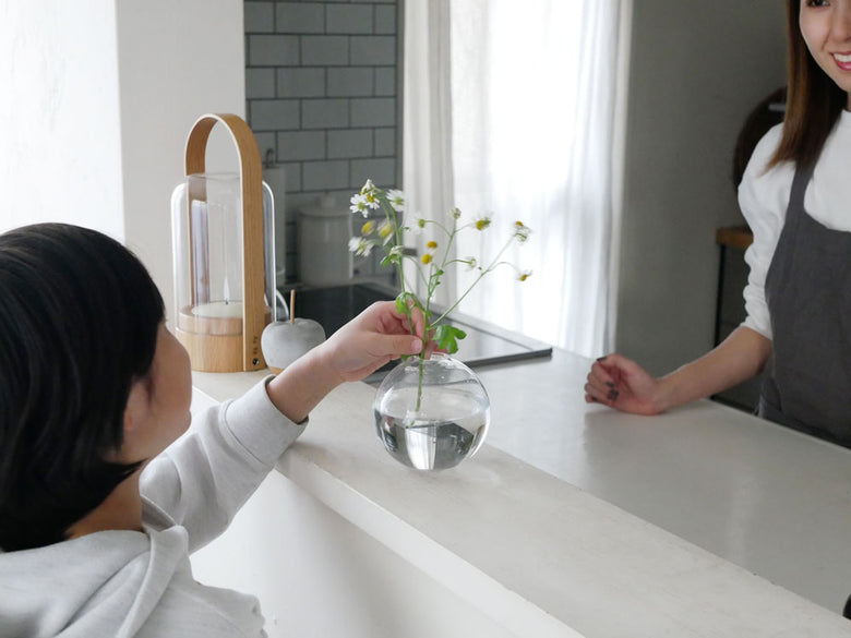スガハラ製フィオラフラワーベース、ソーダガラス製で華やかな花模様が特徴のガラススタンド