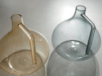 Horn Please MADEのライトリーGLASSフラワーベース、透明なガラス製で美しく花が生けられている