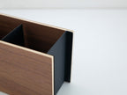 YAMAZAKI/RINの木製ペン＆リモコンラック。スチールと天然木合板を使用した幅25cm、高さ10.2cmの収納キャビネット