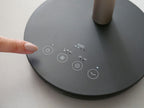 リビングに置かれた銀色のスマートデザインファン