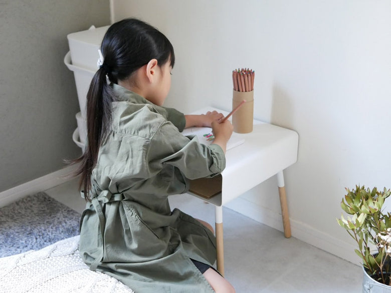 Himeカットの子供が使うPlainプレートローサイドテーブル