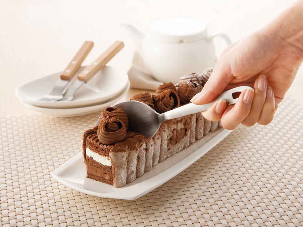 オークス製すくえるナイフとチョコケーキ