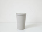 ホーンプリーズのECOキャニスター、蓋付きアイボリー色のプラスチック製シリンダー