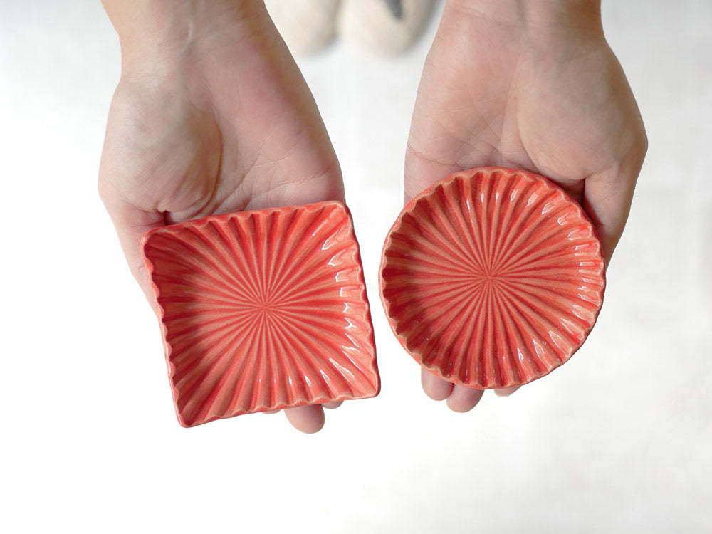 俊峰陶苑の手作り陶器「花あかり」角型小皿、サイズ80～85mm、高さ18～24mm、自然な風合いが特徴
