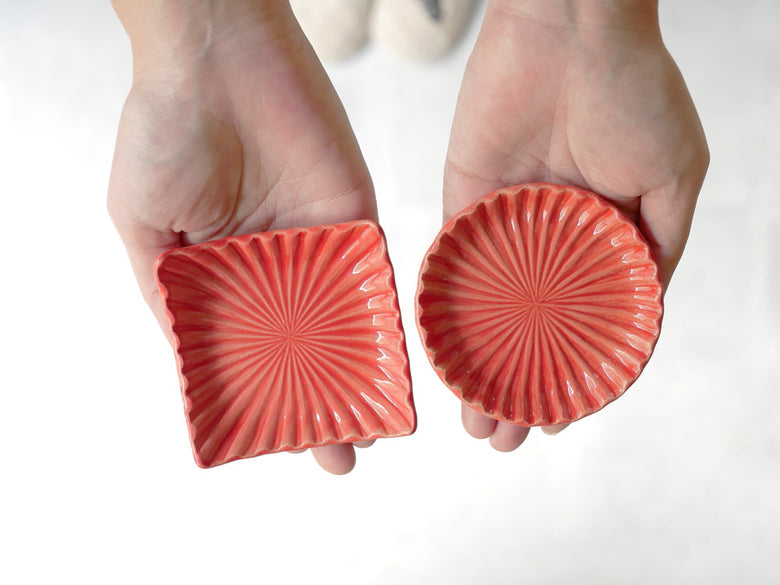俊峰陶苑の手作り陶器製花あかり丸箸置。直径約36～39mmの自然な風合いを持つ丸型デザイン。