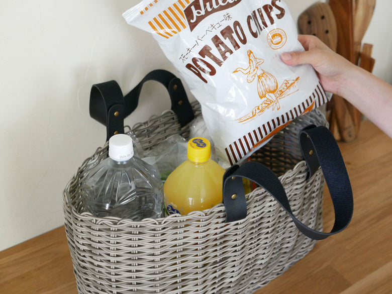 サラサデザインのメルカドバッグに食品やボトルを入れたピクニック用バスケット