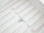 YAMAZAKI/tower製プラスチック水切りバスケット。キッチンで食器を乾かすためのサイズ約38×24×13cmのABS樹脂製製品。