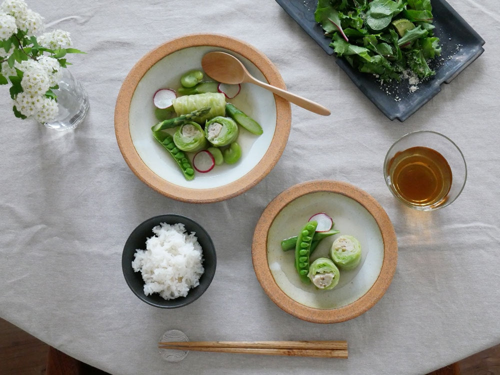 手作り陶器プレートに盛られた野菜料理