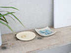 俊峰陶苑製の花あかり角箸置。日本製の手作り陶器で、サイズ35mm×高さ8mm。自然な風合いと独特の表情が特徴の一品。
