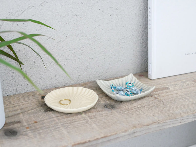 俊峰陶苑製の花あかり角箸置。日本製の手作り陶器で、サイズ35mm×高さ8mm。自然な風合いと独特の表情が特徴の一品。