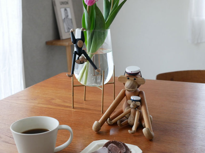 KAY BOJESENの木製スチューデントキャップフィギュリン。ビーチ材を使用した手作りデザイン。