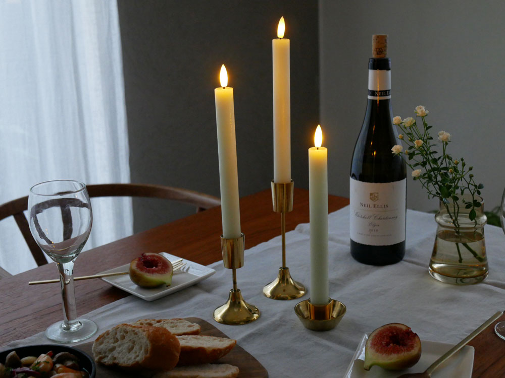 Horn PleaseホーンプリーズのLEDライトキャンドルが並んだ装飾用ディスプレイ。異なるサイズとデザインが見やすく配置され、柔らかな光を放っています。