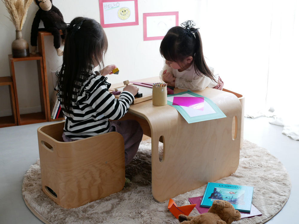 幼児がHOPPLのコロコロチェア専用チェアパッドを敷いた椅子で快適に遊んでいる様子