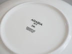 アラビア24hトゥオキオのデザイン性高い磁器製プレートとディーププレートが並んだセット。20cmと26cmのプレート、24cmのディーププレートが含まれています。