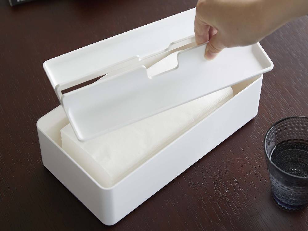 タワー トレー蓋付きペーパータオルケース：プラスチック製のキッチントレー上に置かれたペーパータオル収納ケース