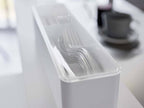 銀色の蓋付きカトラリーケース『tower』。デザイン性の高いプラスチック製で複数の収納部を持つ製品の写真。