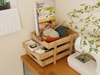 フリッツ・ハンセンのSkagerak Collection Daniaレタートレイ。オーク材製で幅28cm、奥行40cm、高さ21cmの収納バスケットがオフィス用棚に整然と配置されています。