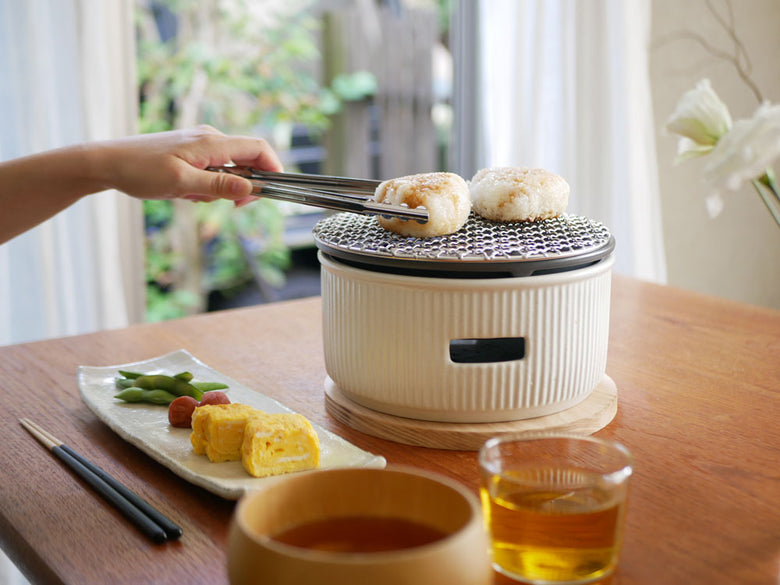 サリューの美濃焼炭焼き水コンロ本体とトング、焼網が揃ったセット